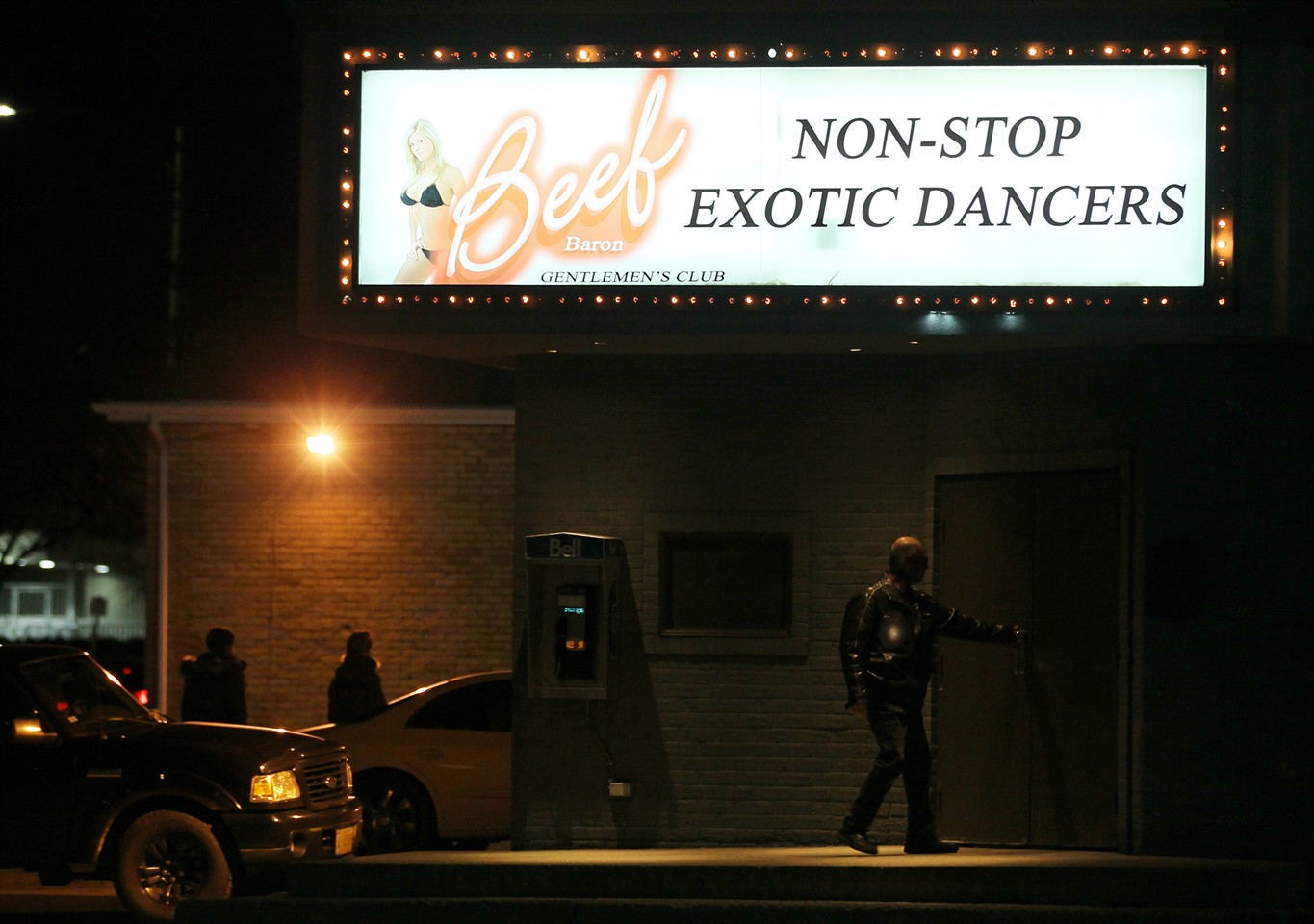 Critics decry ban on sexual touching at strip clubs in London, Ont.