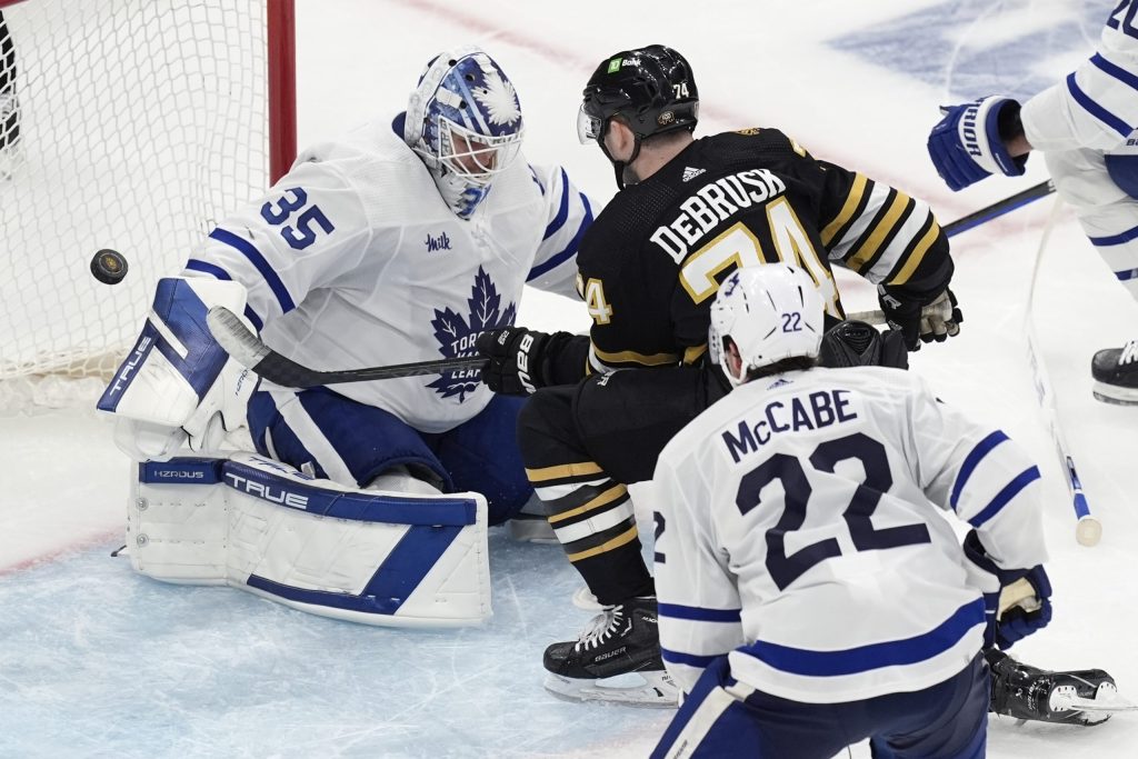 DeBrusk, Swayman power Bruins over Maple Leafs in Game 1