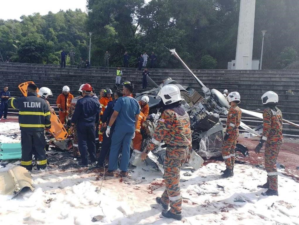 2 Malaysian military helicopters collide and crash while training, killing all 10 people on board