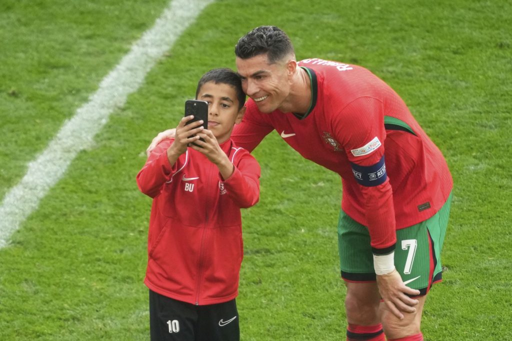 Cristiano Ronaldo 'lucky' not to come to harm after he's confronted by selfie-seekers, coach says