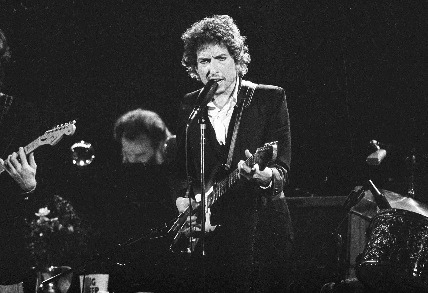 Bob Dylan is giving fans a chance to relive his 1974 tour with the Band