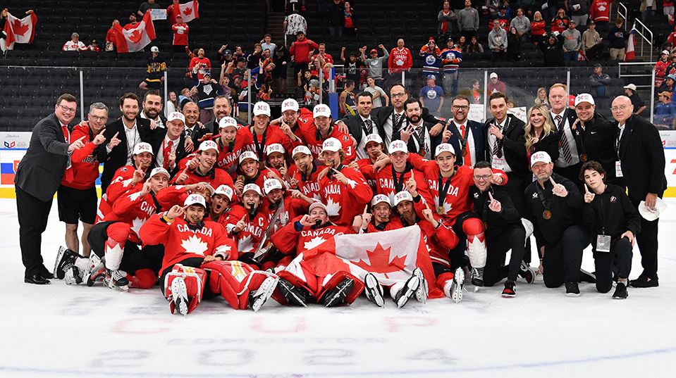 Team Canada winning gold in the Hlinka Gretzky Cup. (Hockey Canada)