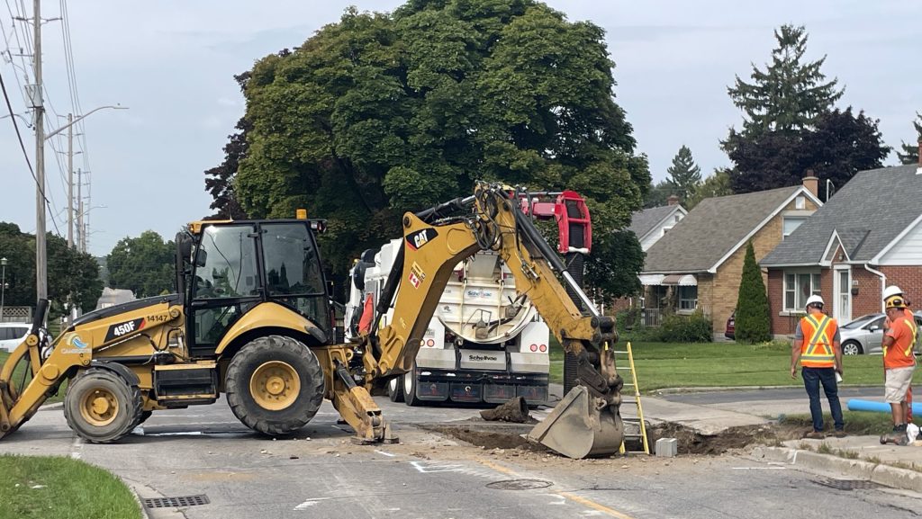 Construction workers replacing a water main in Cambridge. (Mark Douglas/ 570 NewsRadio)