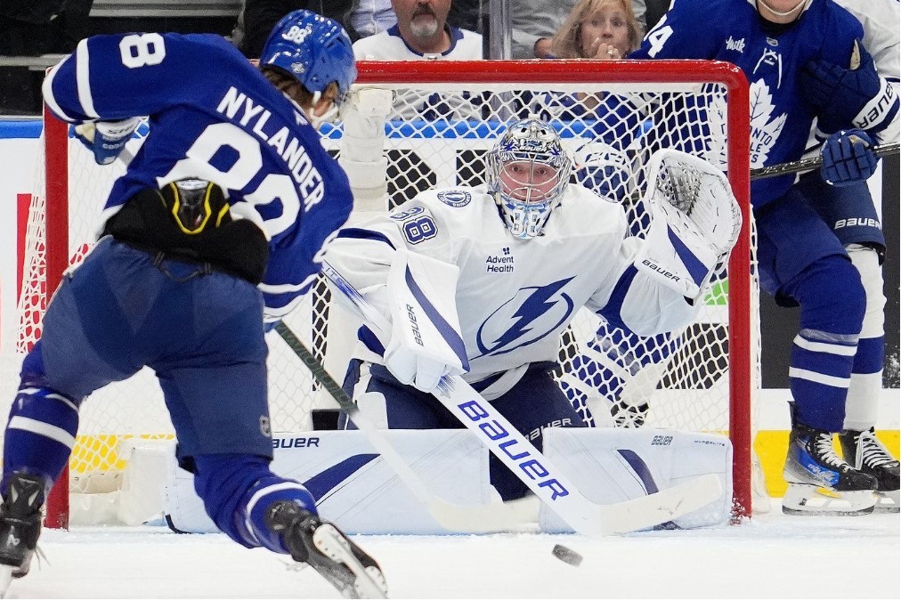 Nylander scores two, Stolarz shines in Maple Leafs' win over Lightning