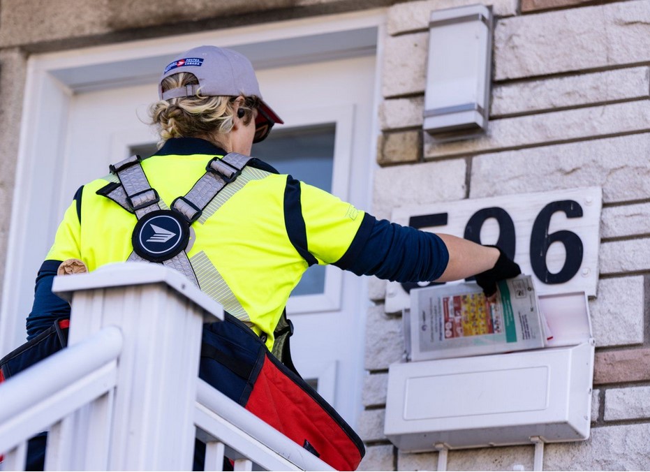 Canadians favour government intervention in Canada Post, port labour disputes: poll