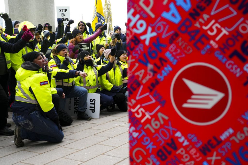 Postal workers union files unfair labour practice complaint over Canada Post layoffs