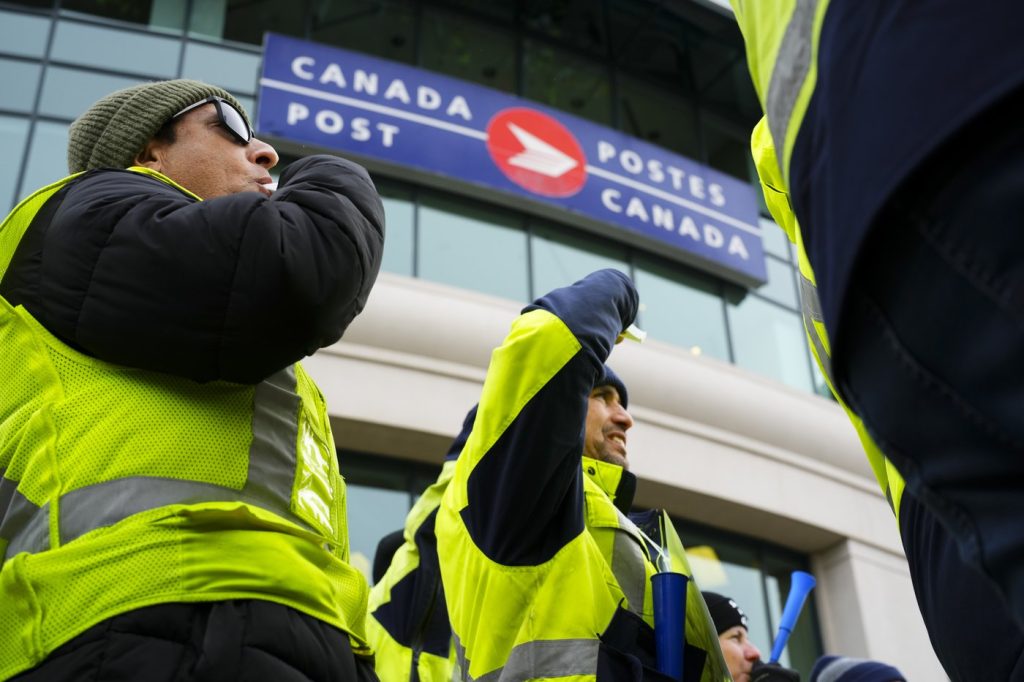 Canada Post strike enters fourth week after union sends counter-proposals to mediator