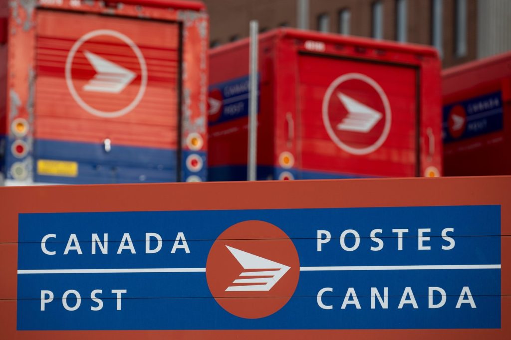 U.S. Postal Service suspends accepting mail for north of the border due to Canada Post strike