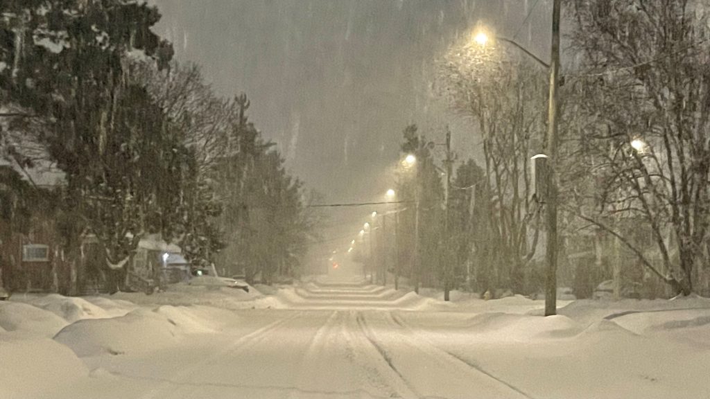 Snow falling on Dolph St. North on Thursday morning. (570 NewsRadio)