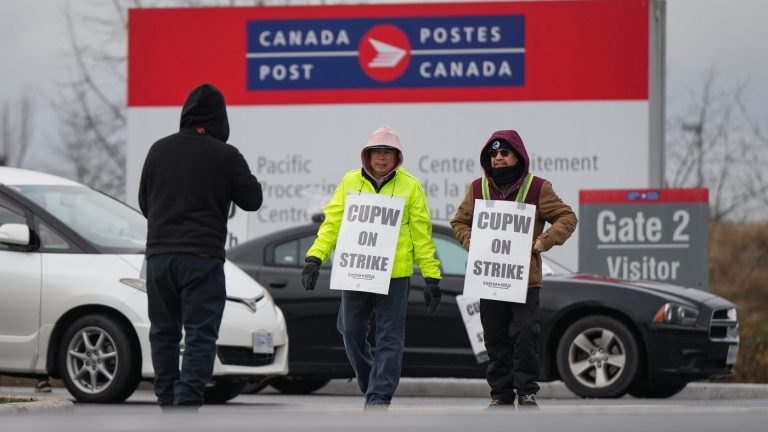 Members of the Canadian Union of Postal Workers (CUPW) picket outside the Canada Post Pacific Processing Centre, in Richmond, B.C., on November 27, 2024. THE CANADIAN PRESS/Darryl Dyck