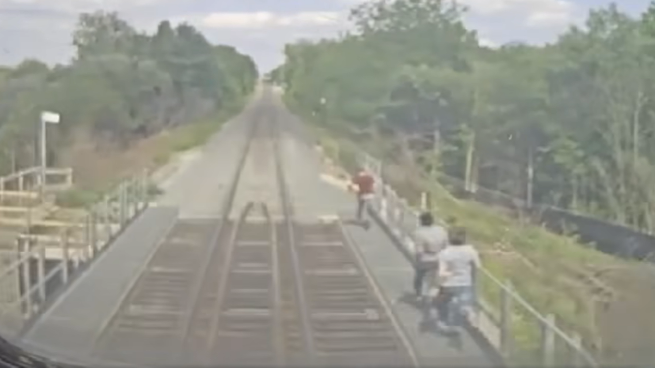 GO Train from Kitchener applied emergency brakes after 3 people on tracks