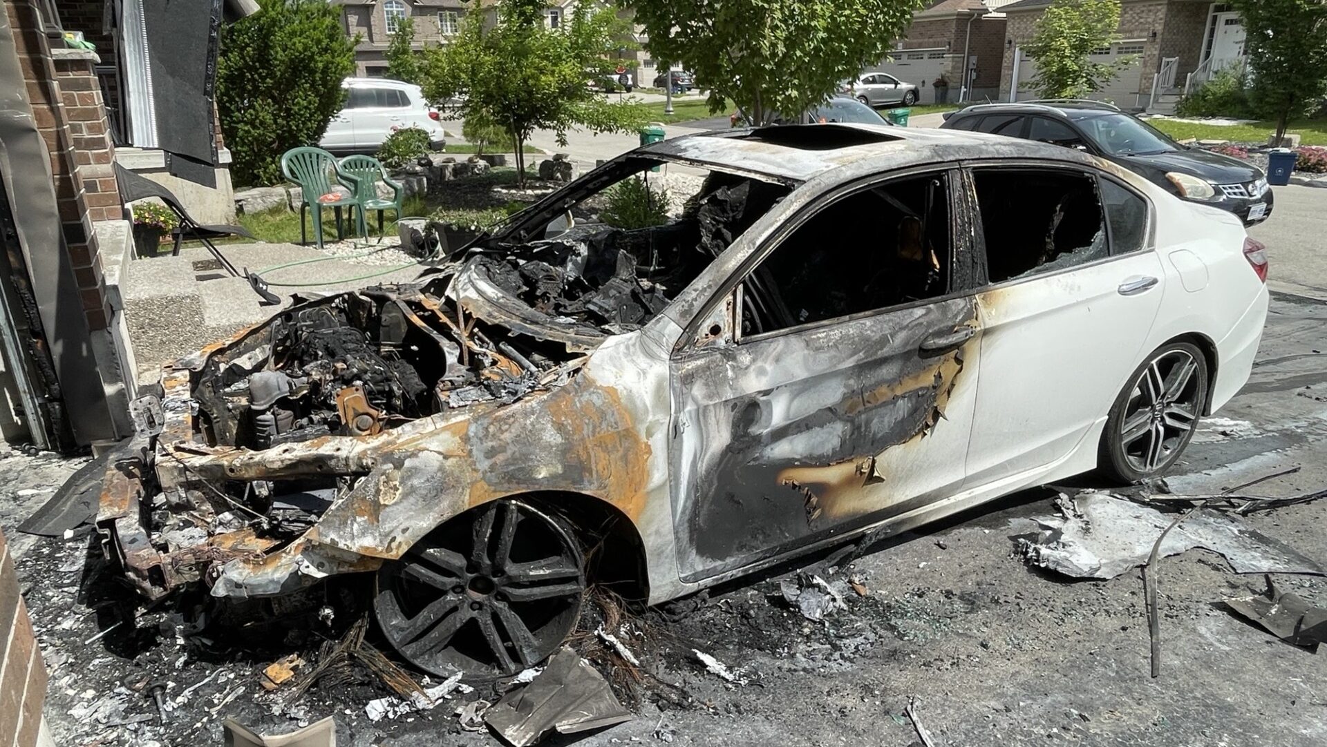 Fire damages two vehicles, home in Kitchener neighbourhood